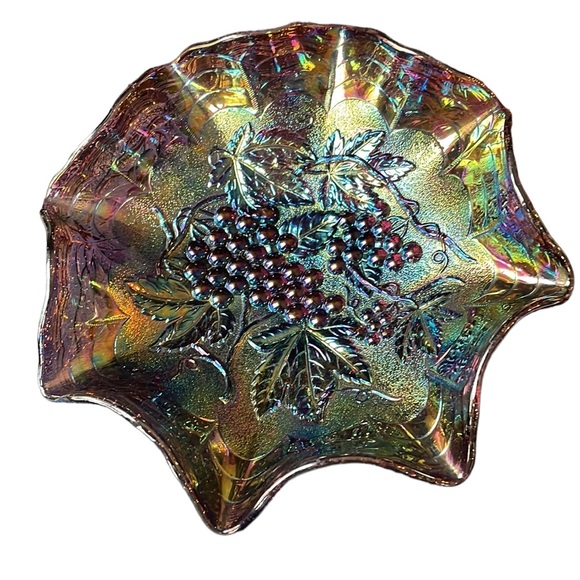 Beautiful IRIDESCENT Imperial Carnival Glass Bowl with Grapes & Leaves. - Picture 5 of 5